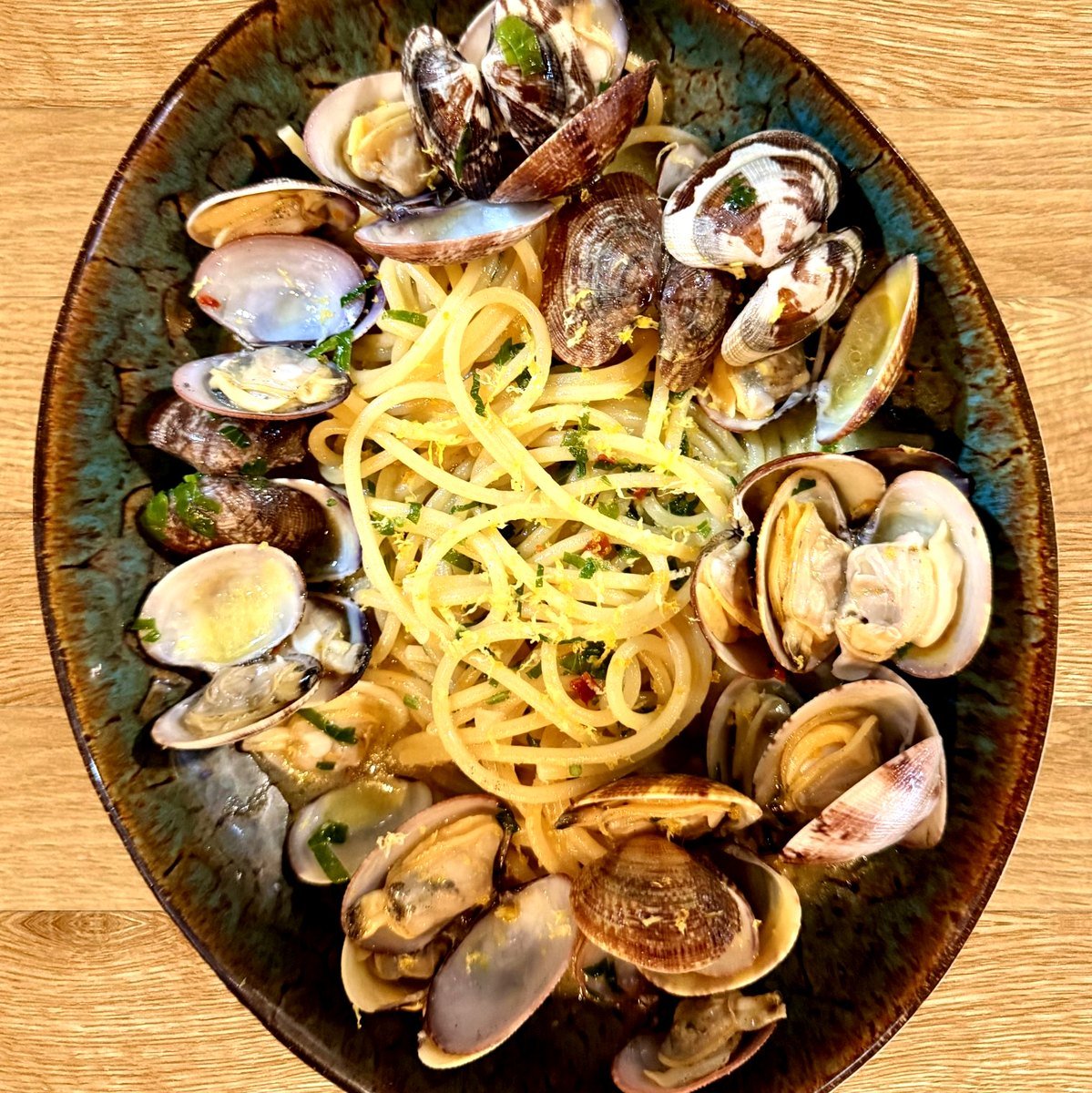 Spaghetti alle vongole, palourdes fraîches, citron et poutargue